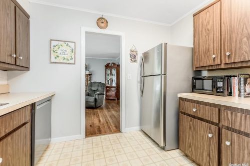 8 Carrington Dr, Elwood NY  11731-3005 exterior