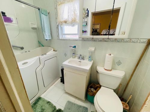 94-16 214th St, Jamaica, NY 11428-1034