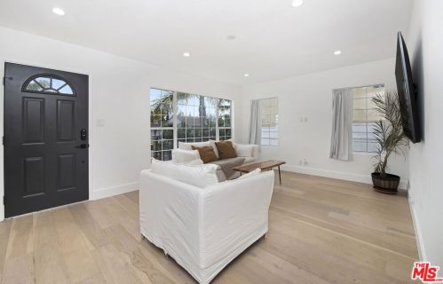 5143 Newcastle Ave, Van Nuys CA  91316-3512 exterior