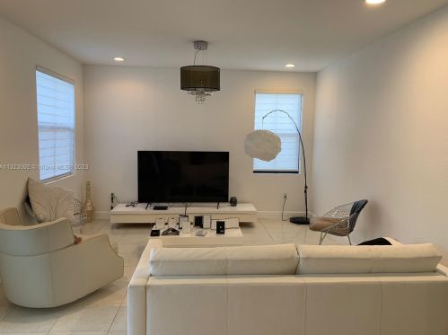 1017 100th Ave, Miami, FL 33172-5730