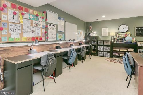 6012 Abernethy Ln, Gainesville VA 20155-4505 exterior