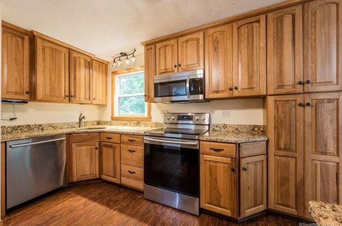 13 Bobwhite Trl, Gales Ferry CT  06335-2002 exterior