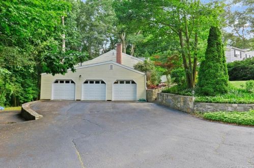 62 Rolling Wood Dr, Bridgeport, CT 06611-4926