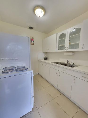 17 Suffolk Ave, Hialeah FL  33010-5035 exterior