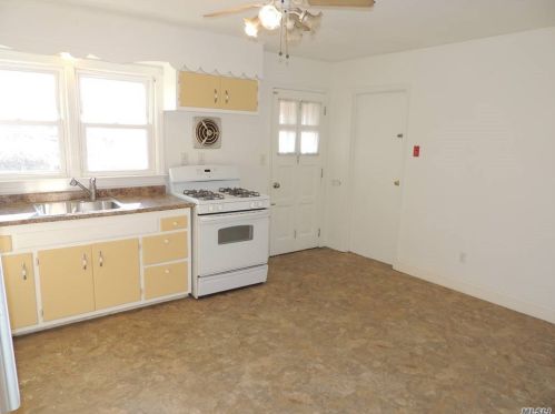 3670 Somerset Dr, Seaford, NY 11783-3447