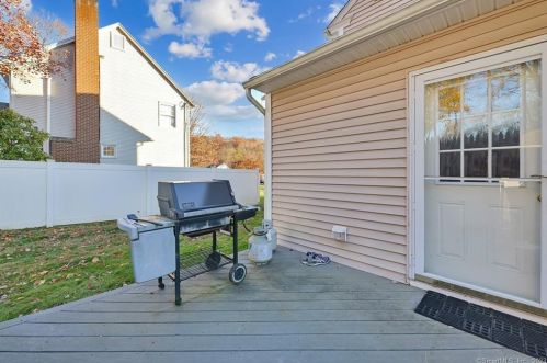 22 Tunxis St, Farmington CT  06032-2814 exterior