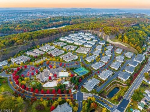 102 Quarry Dr, West Paterson NJ  07424-4255 exterior