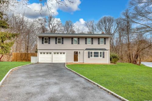 17 Harbor Oaks Dr, San Remo NY  11754-1012 exterior