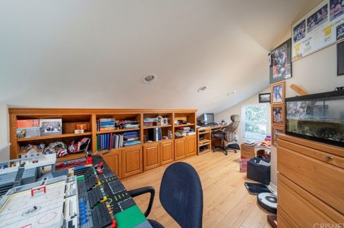 27543 Courtview Dr, Santa Clarita CA  91354-1601 exterior