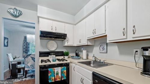 524 Woodmill Dr, East Windsor NJ  08512-2511 exterior