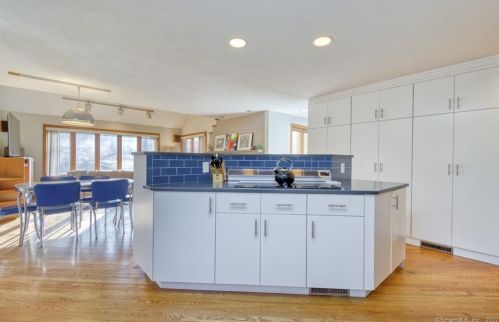 139 Wyneding Hill Rd, Manchester CT  06040-6608 exterior