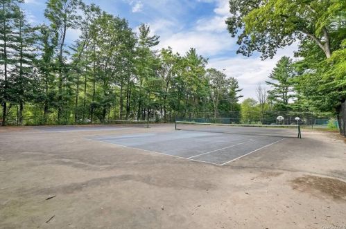 82 Somerset Dr, Airmont NY  10901-6905 exterior