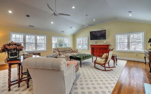 5 Weatherbell Dr, Norwalk CT 06851-1411 exterior