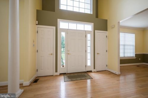 1 Swan Lake Dr, Boothwyn, PA 19060-1418