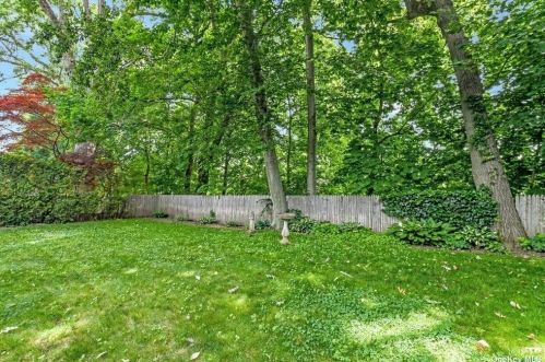 17 Hill Dr, Muttontown NY  11545-1718 exterior