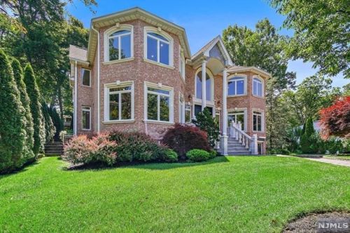 277 Castle Dr, Englewood, NJ 07632-1629