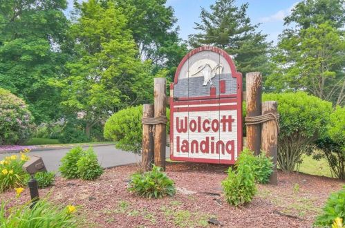 11 Riverview Dr, East Windsor CT  06088-4620 exterior
