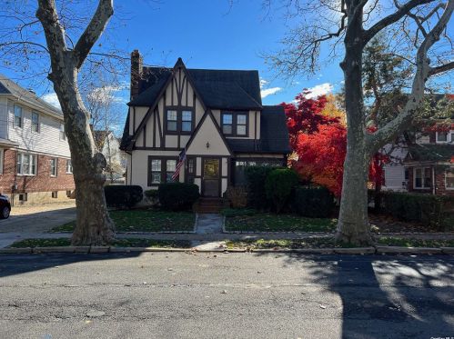 401 Summit Ave, Cedarhurst, NY 11516-1819