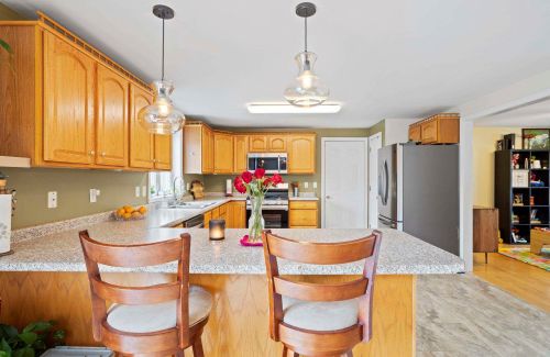 4 Ivans Ln, Dover NH  03820-9131 exterior