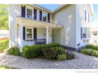 34 Seymour St, Bristol, CT 06010-6822