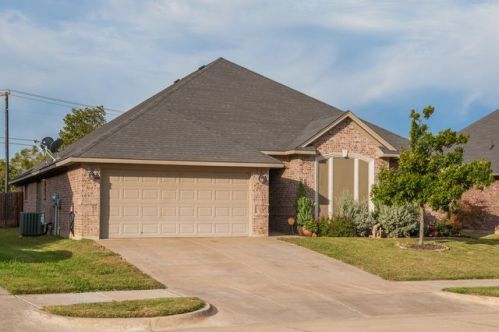 405 Tioga St, Burleson, TX 76028-8197