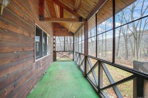 82 Downing Rd, Pleasant Valley, NY 12569-7524