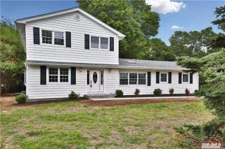 7 Village Ln, Hauppauge, NY 11788-3021