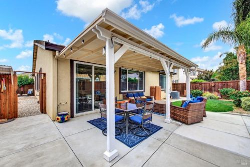 8001 Finchley Ct, Vacaville CA  95687-8253 exterior