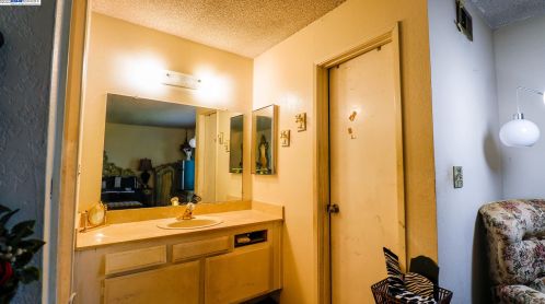 32495 Jean Dr, Union City CA  94587-5000 exterior