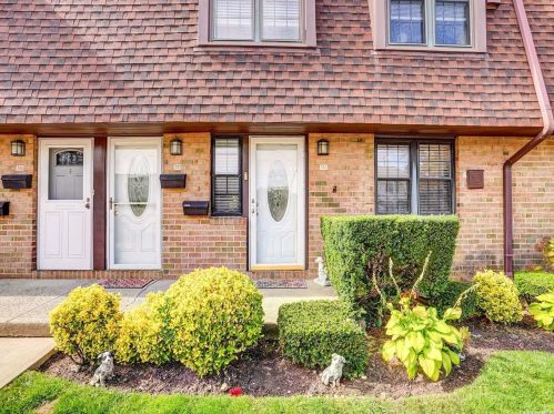332 Mariners Way, Copiague, NY 11726-5113