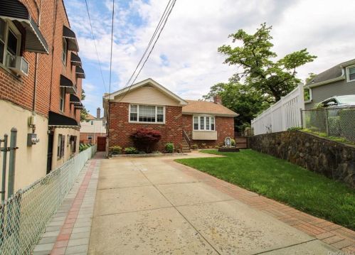2542 Bouck Ave, Bronx, NY 10469-5605