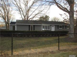 106 Davis St, Hauppauge, NY 11788-3519