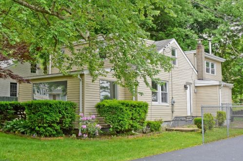 8 Outlook Ave, Mount Olive, NJ 07828-2945