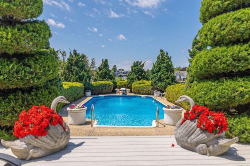 20 Cedar Ln, Babylon NY  11702-3809 exterior