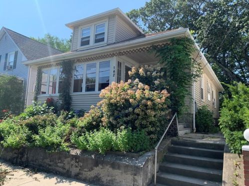 142 Rounds Ave, Providence, RI 02907-3558