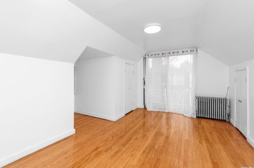 2 Oak Dr, New Hyde Park NY  11040-3315 exterior