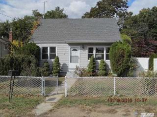 330 Robbins St, North Lindenhurst, NY 11757-1432