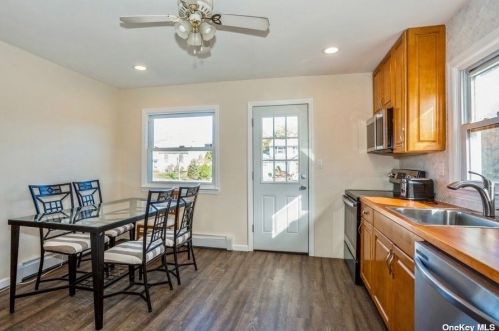 288 Greenbelt Pkwy, Holtsville NY  11742-2207 exterior