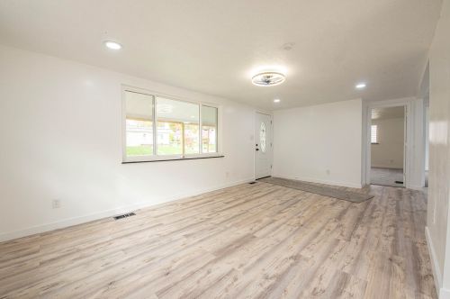 8 Vivian Dr, Florence KY  41042-9742 exterior