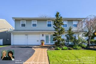 2086 Berkley Ln, North Merrick, NY 11566-5514