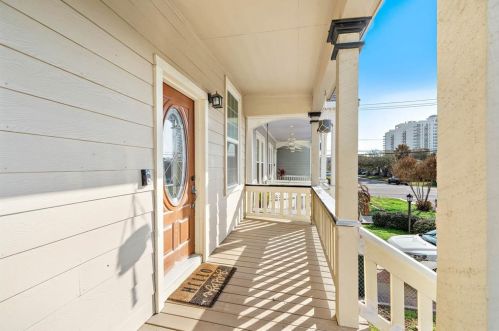 806 Winnie St, Galveston, TX 77550-5131