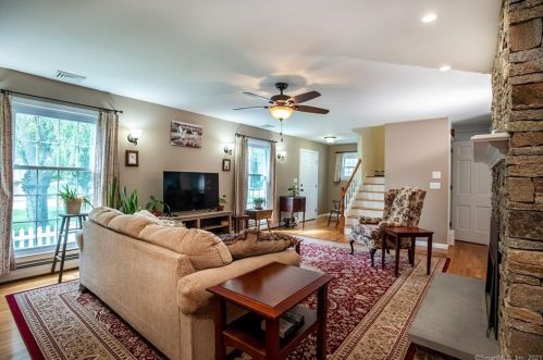 379 Glenwood Avenue Ext, Waterford CT  06385-3808 exterior