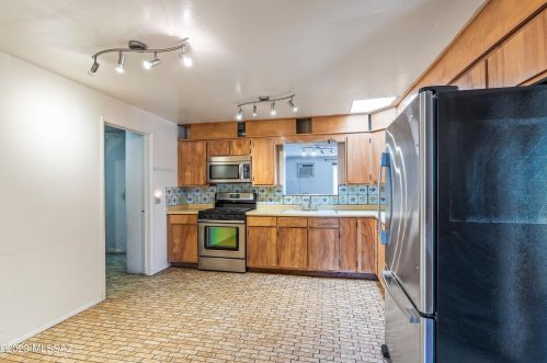 902 Prince Rd, Tucson AZ 85705-3028 exterior