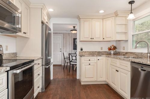 84 Cherry St, Cheshire CT  06410-2734 exterior