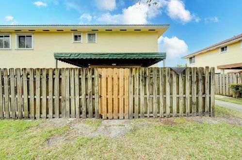 17845 74th Ct, Hialeah FL  33015-8441 exterior