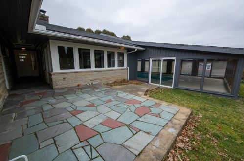 1151 Sunset Dr, Latrobe PA  15650-2737 exterior