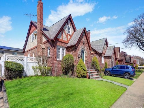 101 3rd St, New Hyde Park, NY 11040-4411