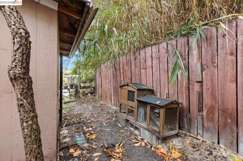 9825 E St, Oakland CA  94603-2339 exterior