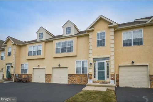 353 Manor Cir, Harleysville, PA 19438-1963