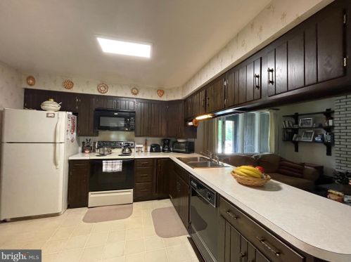 714 Pomona Rd, Riverton NJ 08077-4233 exterior